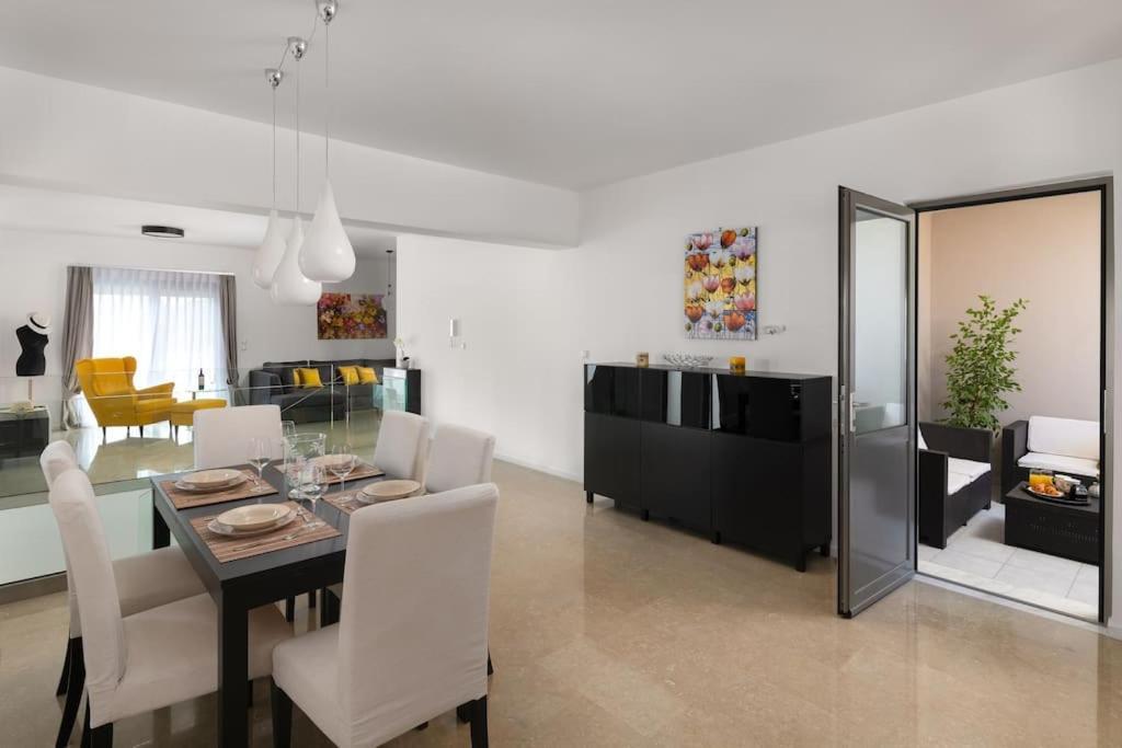 אסגורו Luxurious And Modern House Near Town And Beach מראה חיצוני תמונה