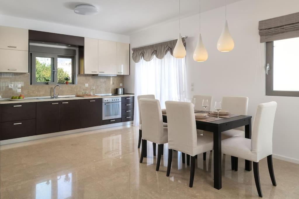 אסגורו Luxurious And Modern House Near Town And Beach מראה חיצוני תמונה