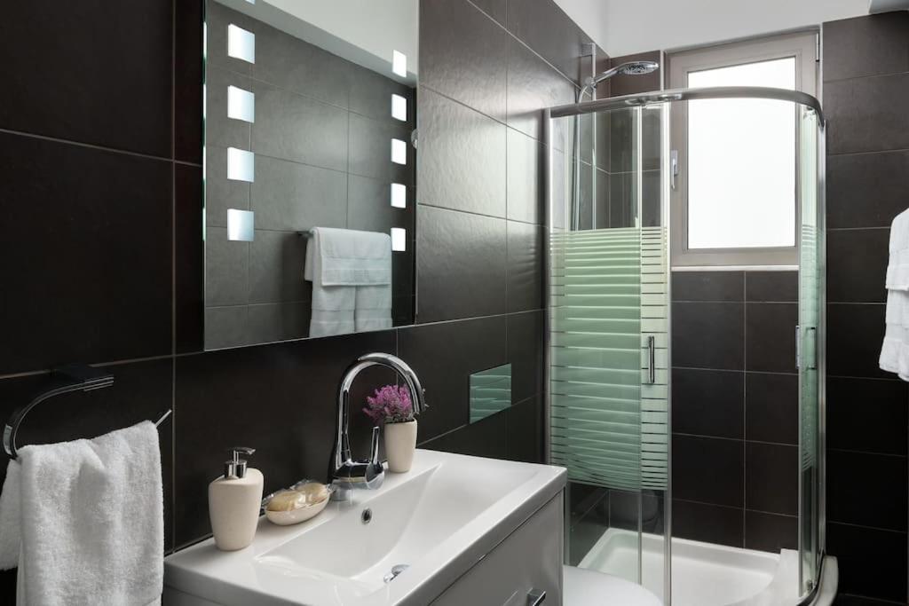 אסגורו Luxurious And Modern House Near Town And Beach מראה חיצוני תמונה
